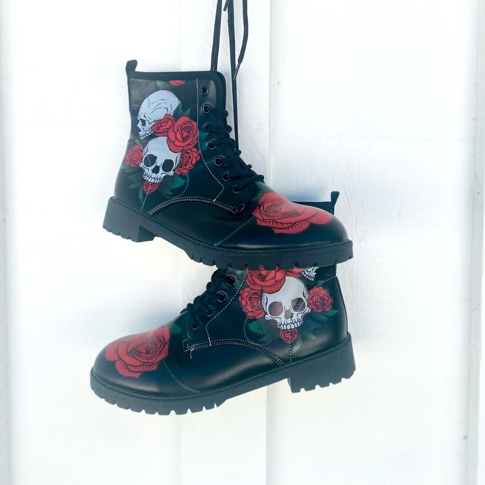 Skull and roses boots. Size 7 1/2.